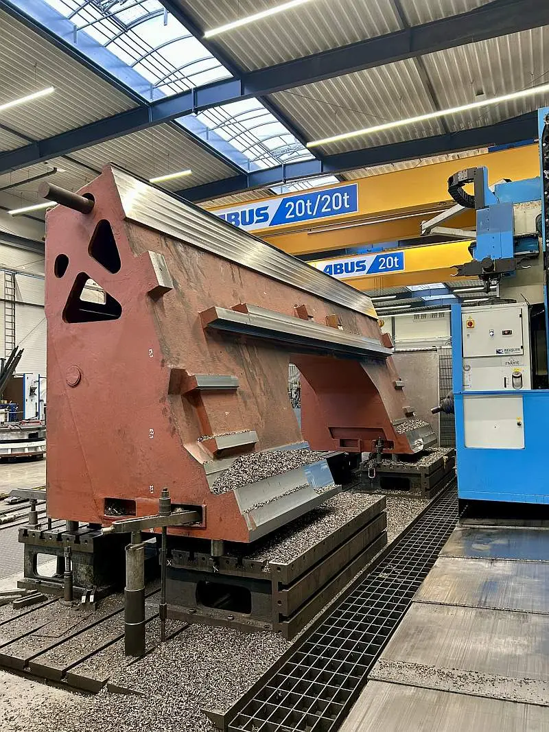 Transport eines schweren Großbauteils mit Hallenkran bei METASPAN GmbH – Großteilbearbeitung bis 40 Tonnen