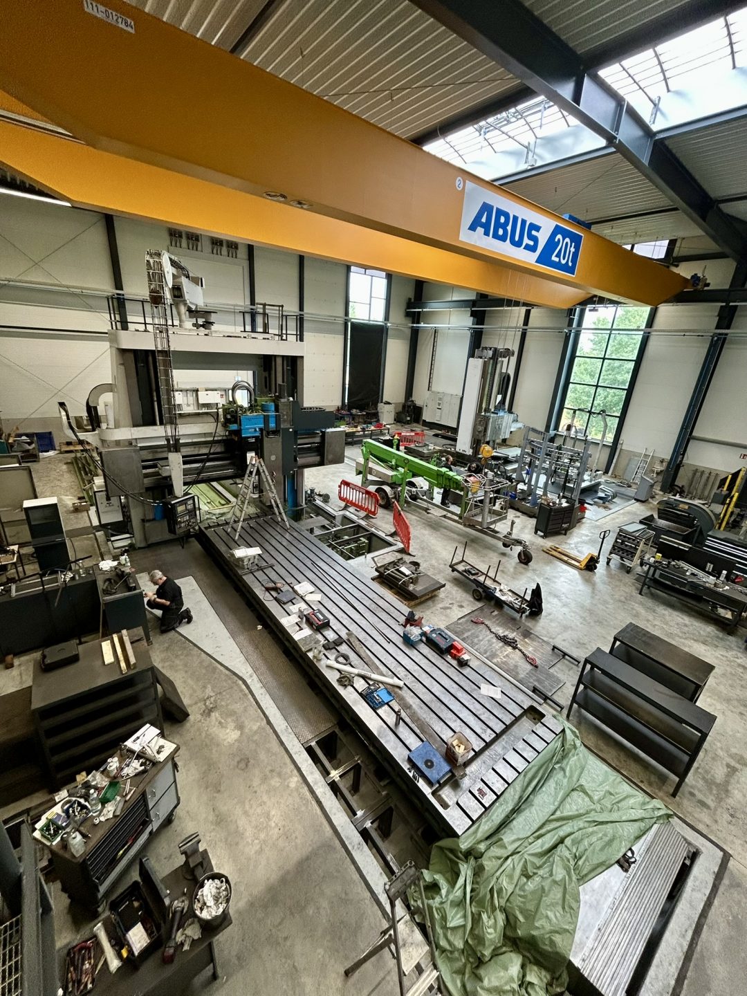 Portalfräsmaschine WALDRICH COBURG nach der Wiederinbetriebnahme in der neuen Fertigungshalle in Nettersheim.