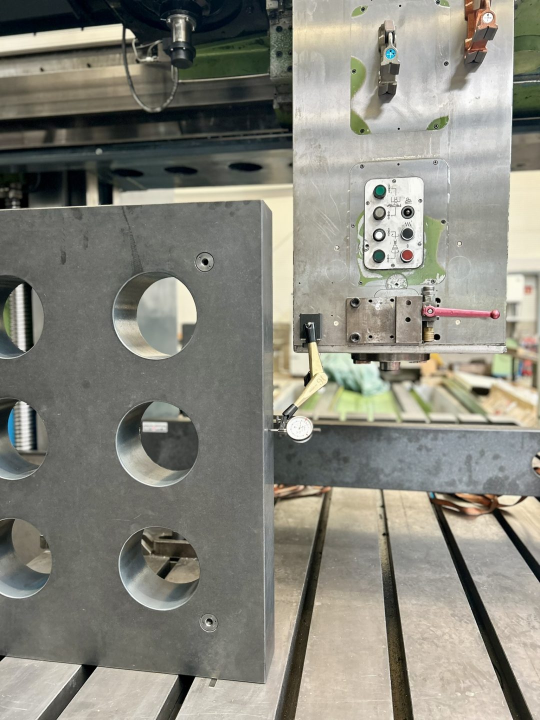 Monteure richten die Portalfräsmaschine WALDRICH COBURG am neuen Standort Nettersheim präzise aus.