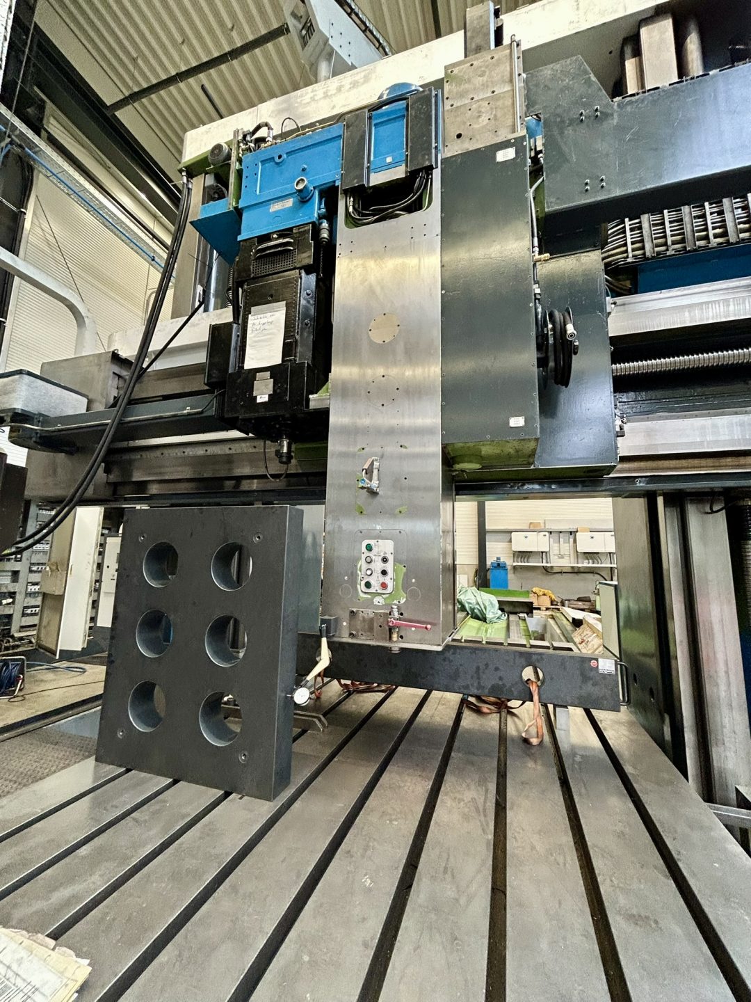 Messarbeiten an der Portalfräsmaschine mit Granitmesslineal, Winkel und Rotationslaser zur exakten Maschinenjustierung.