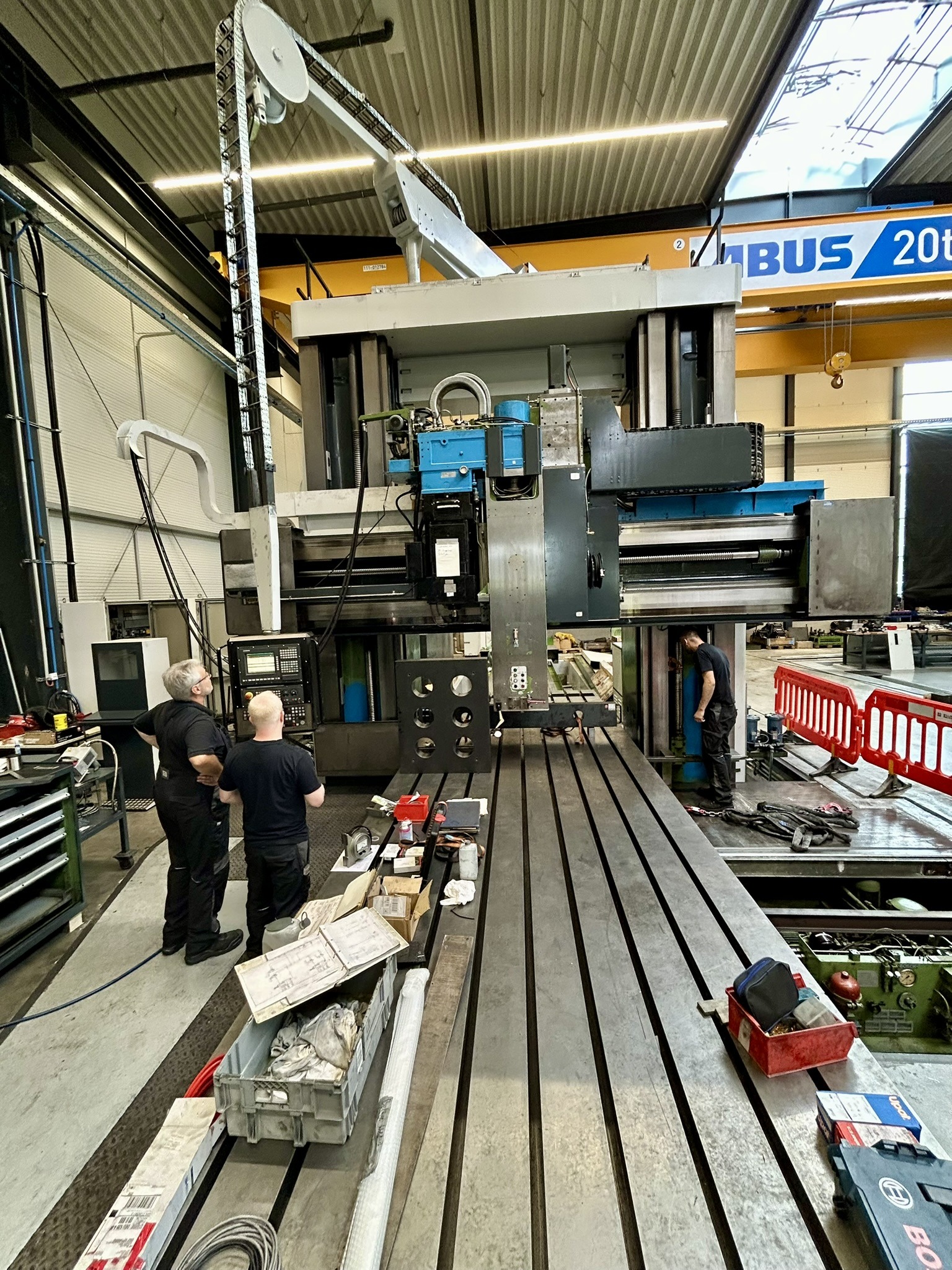 Metaspan-Team vor der wiederinbetriebgenommenen WALDRICH COBURG Portalfräsmaschine in Nettersheim.