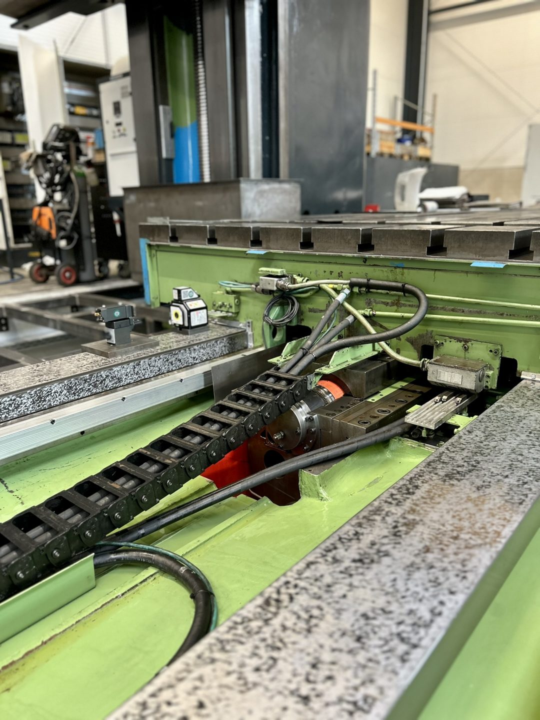 Montage des Rotationslasers zur Geometrieprüfung auf dem Maschinenbett