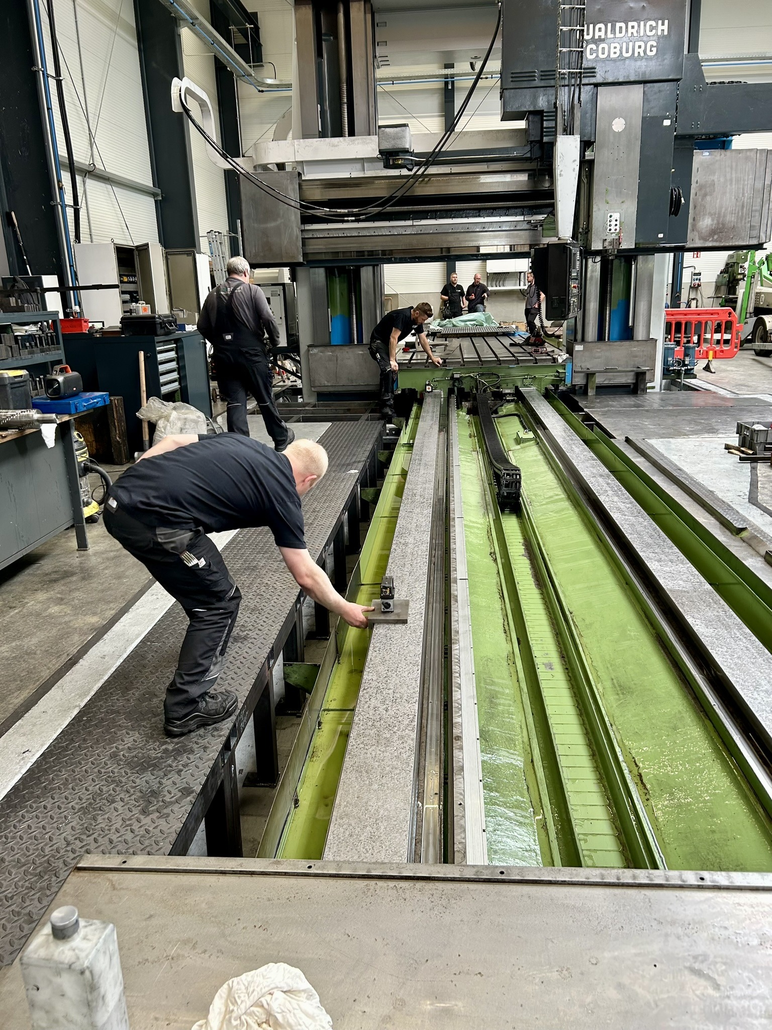 Geometrieprüfung einer Werkzeugmaschine mit Rotationslaser in der Fertigungshalle der Metaspan GmbH