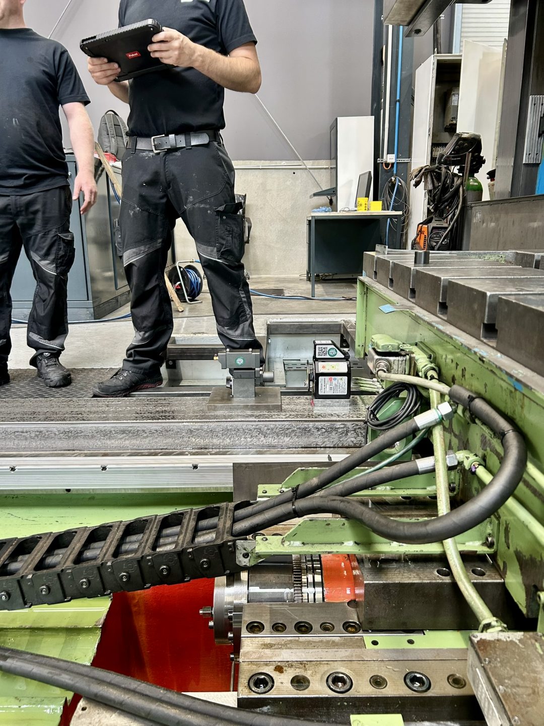 Feinjustierung der Maschinengeometrie mit Messuhren und Granitlineal