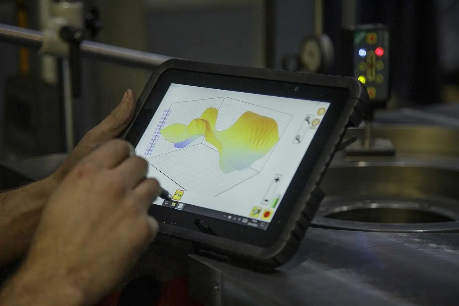 Digitales Messprotokoll der Geometrieprüfung auf einem Laptop