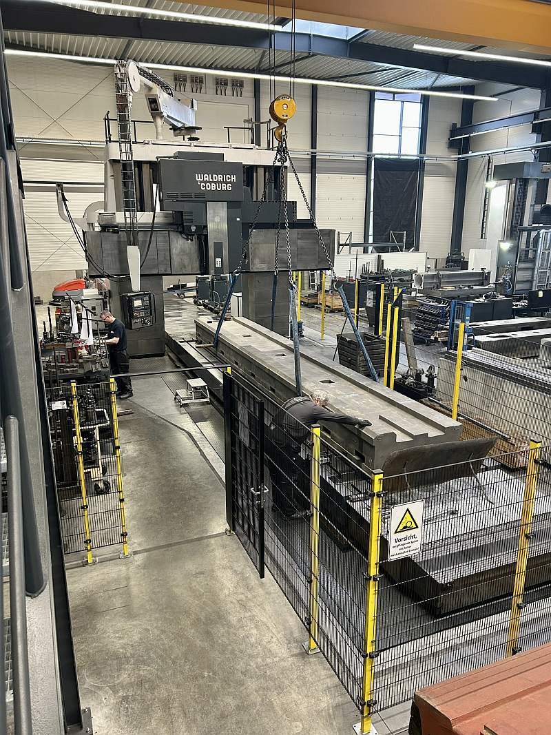 Maschinenbett mit 8.500 mm Länge auf Portalfräsmaschine WALDRICH COBURG bei METASPAN GmbH