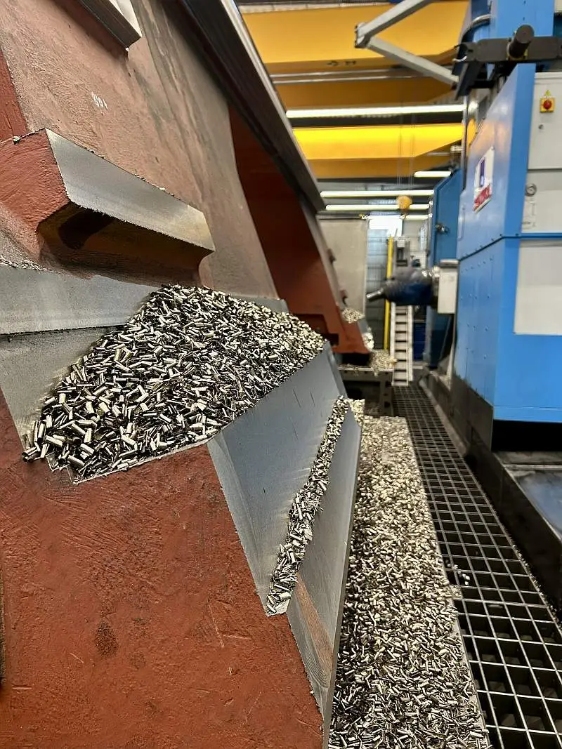 Wo Vielfalt kein Zufall ist – Leistungsbreite bei METASPAN 4 Metallspäne beim CNC-Fräsvorgang an einem Großbauteil bei METASPAN GmbH Nettersheim