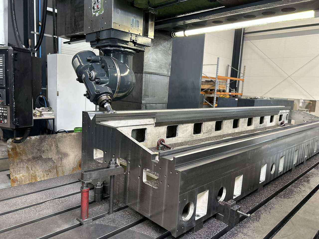 CNC-Fräsvorgang an der Auflagefläche eines Maschinenfußes aus Guss