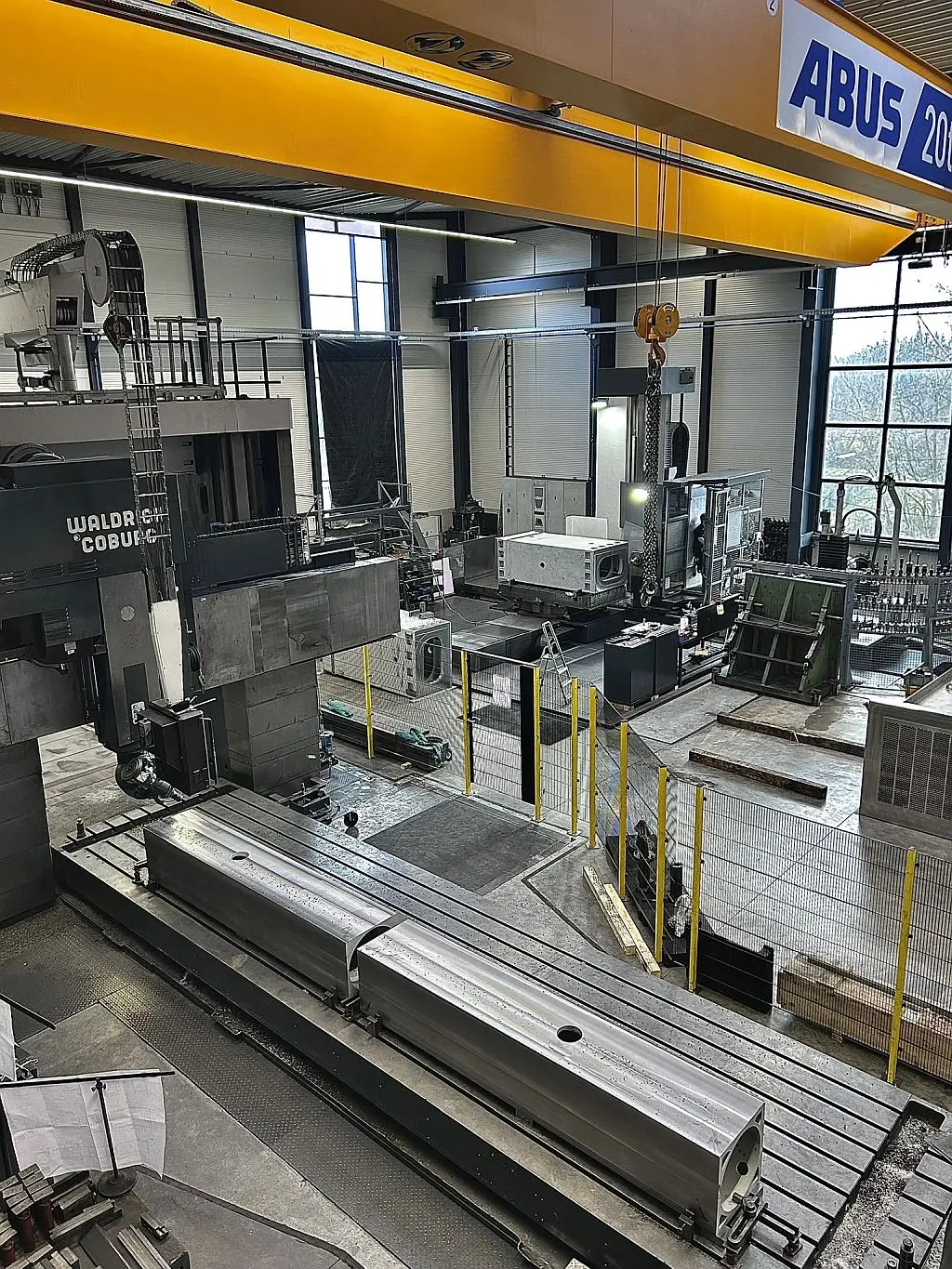 Blick aus dem Besprechungsraum auf Portalfräsmaschine und Tischbohrwerk bei Metaspan