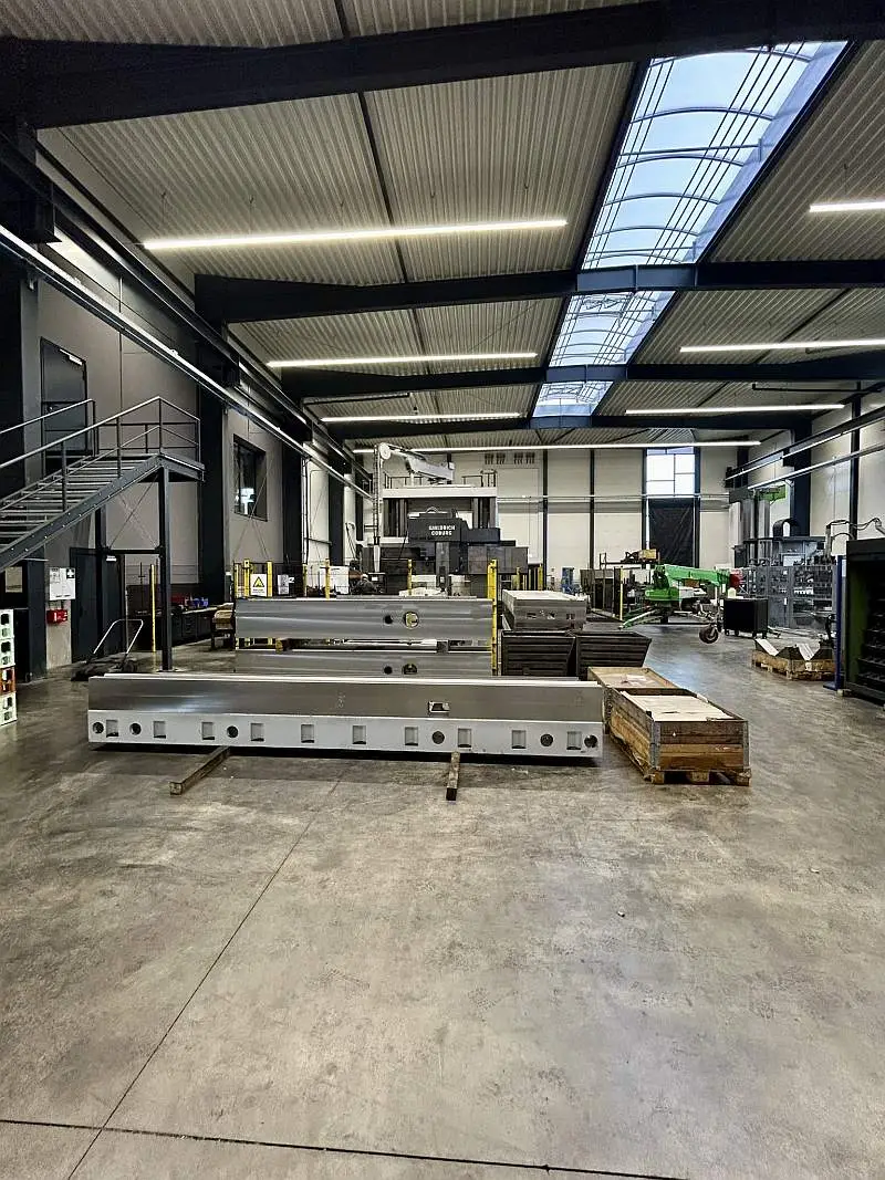 Wo Vielfalt kein Zufall ist – Leistungsbreite bei METASPAN 3 Fertigungshalle der METASPAN GmbH mit Portalfräsmaschine und Tischbohrwerk in Nettersheim