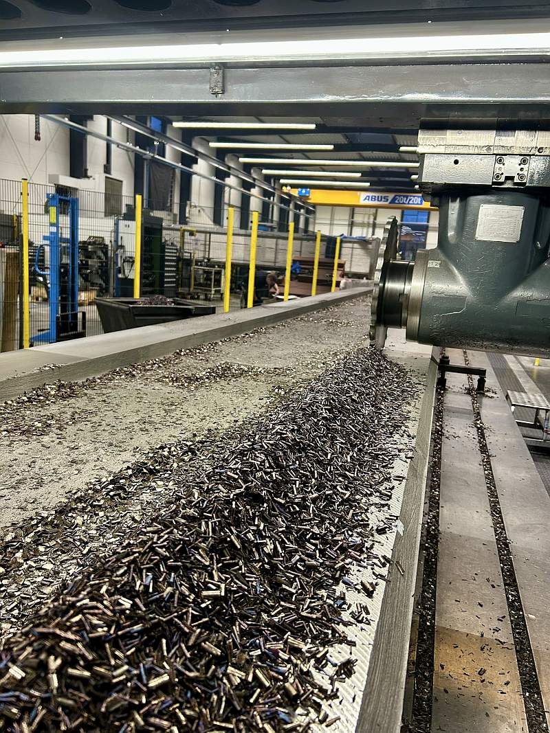 Laservermessung der Führungsbahnen an einem Maschinenbett – Messtechnik im CNC-Bearbeitungsprozess bei METASPAN