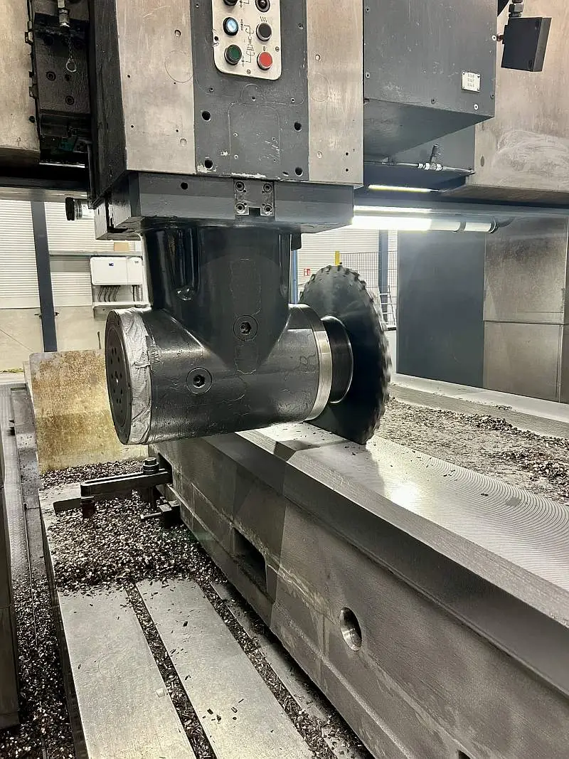 Schlichtbearbeitung der Führungsbahnen an einem Maschinenbett auf der Portalfräsmaschine bei METASPAN