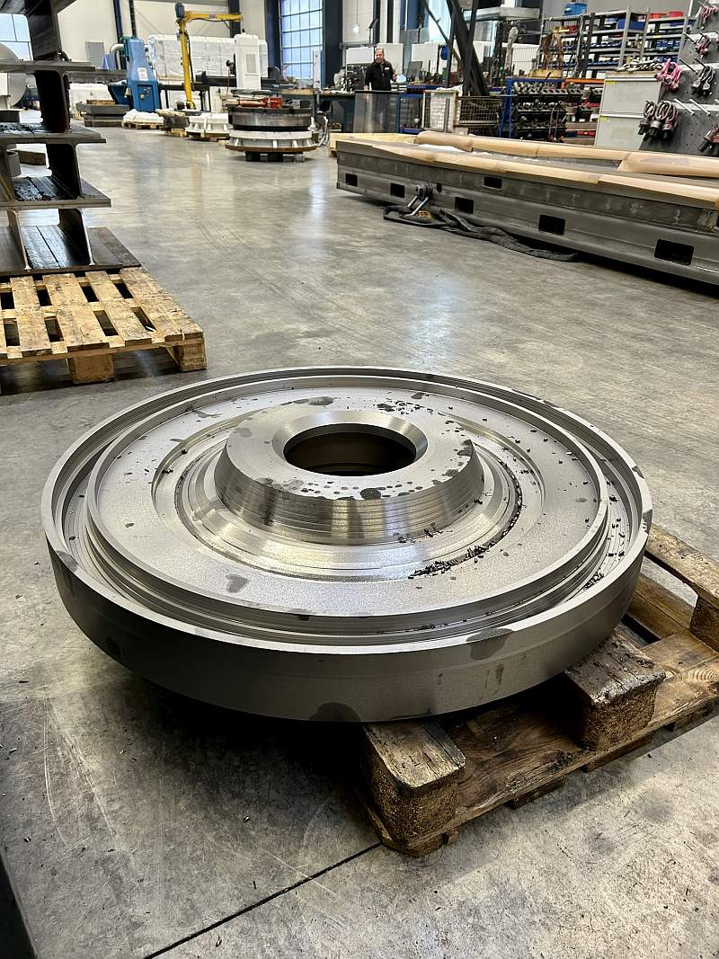 Wo Vielfalt kein Zufall ist – Leistungsbreite bei METASPAN 2 Großes Drehteil aus Guss nach CNC-Bearbeitung bei METASPAN GmbH Nettersheim
