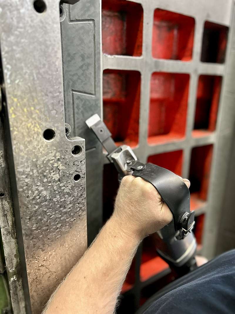 Handwerkliches Schaben von Präzisionsflächen an einer Werkzeugmaschine