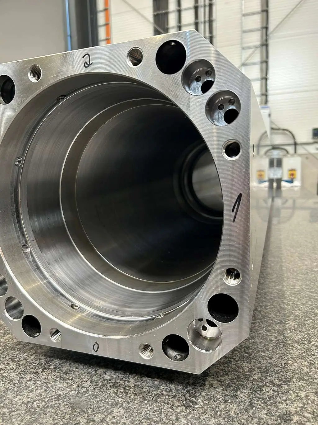 Präzision ist messbar – Laservermessung & Messtechnik bei METASPAN 4 Laservermessung eines Maschinenbauteils bei Metaspan mit digitalem Rotationslaser