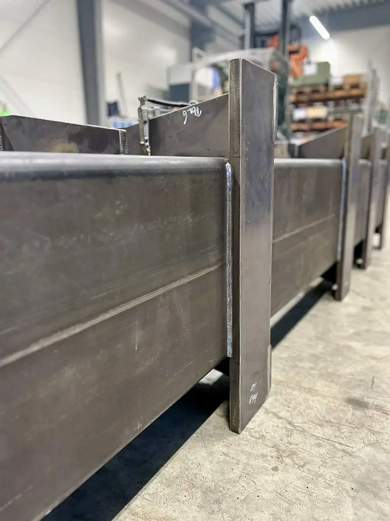 Wo Vielfalt kein Zufall ist – Leistungsbreite bei METASPAN 1 Mechanisch bearbeitetes Stahlbauteil nach CNC-Fräsbearbeitung bei METASPAN GmbH