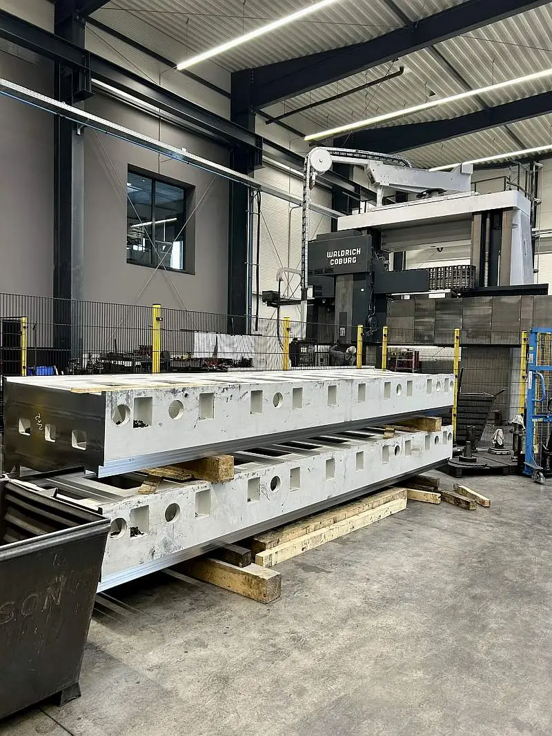 Wo Vielfalt kein Zufall ist – Leistungsbreite bei METASPAN 8 Maschinenbett in der Aufspannung auf der Portalfräsmaschine WALDRICH COBURG bei METASPAN GmbH