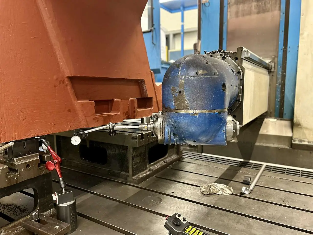 CNC-Fräsen eines schweren Maschinenständers mit über 21 Tonnen Gewicht