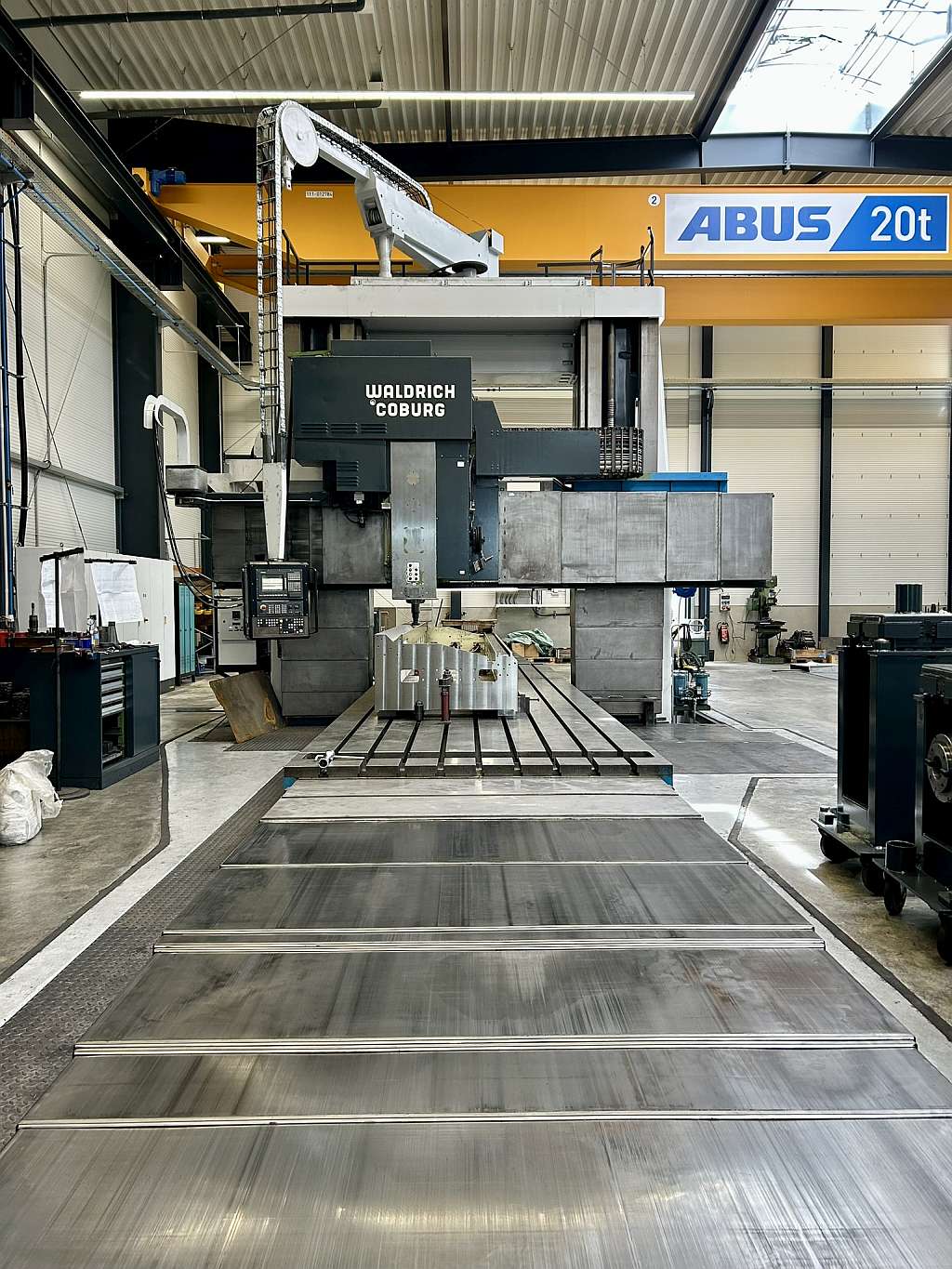 Fräswerkzeug in der Bearbeitung eines großformatigen Maschinenbauteils