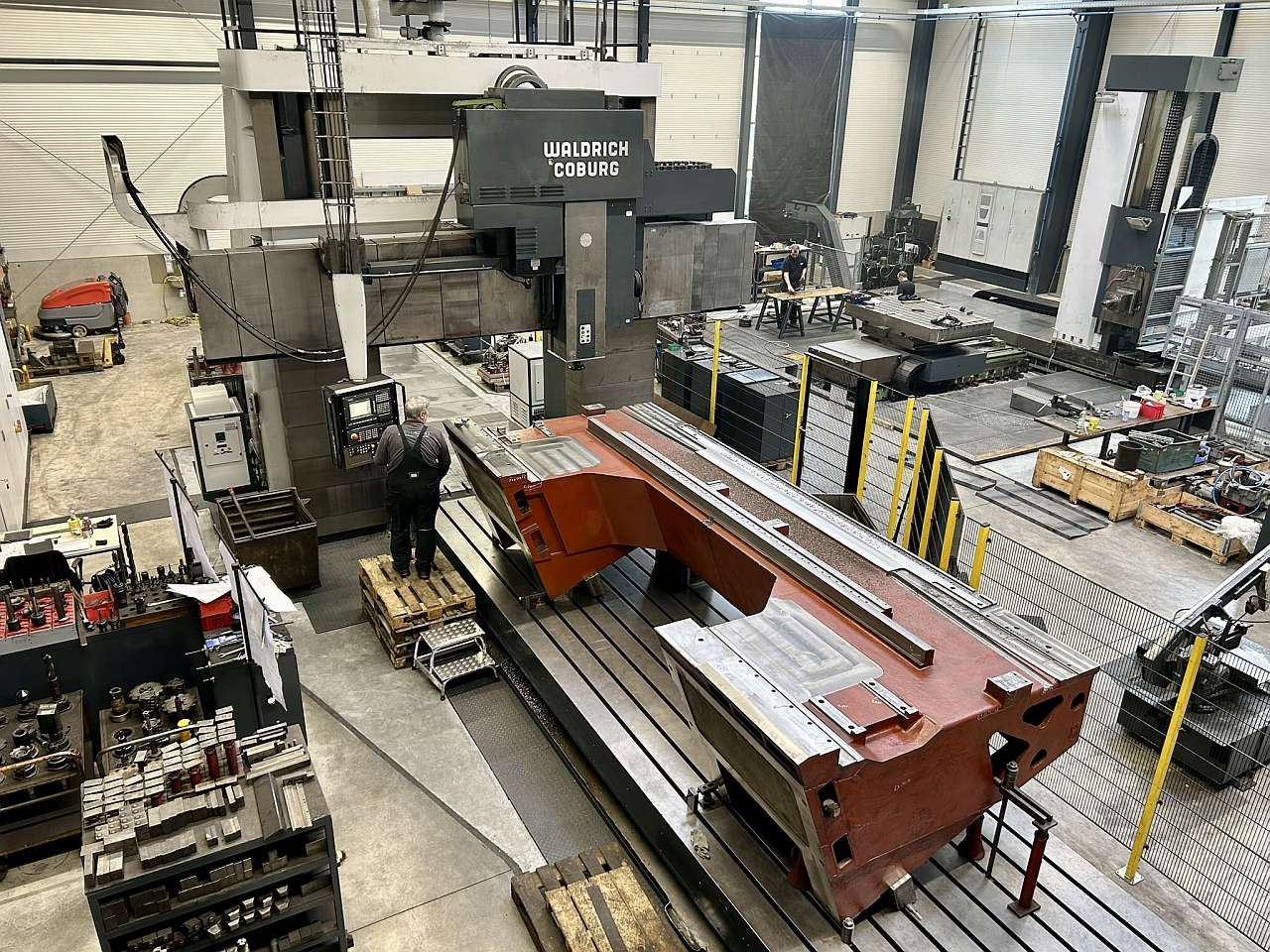 Schlichtbearbeitung der Führungsbahnen auf Portalfräsmaschine Waldrich Coburg