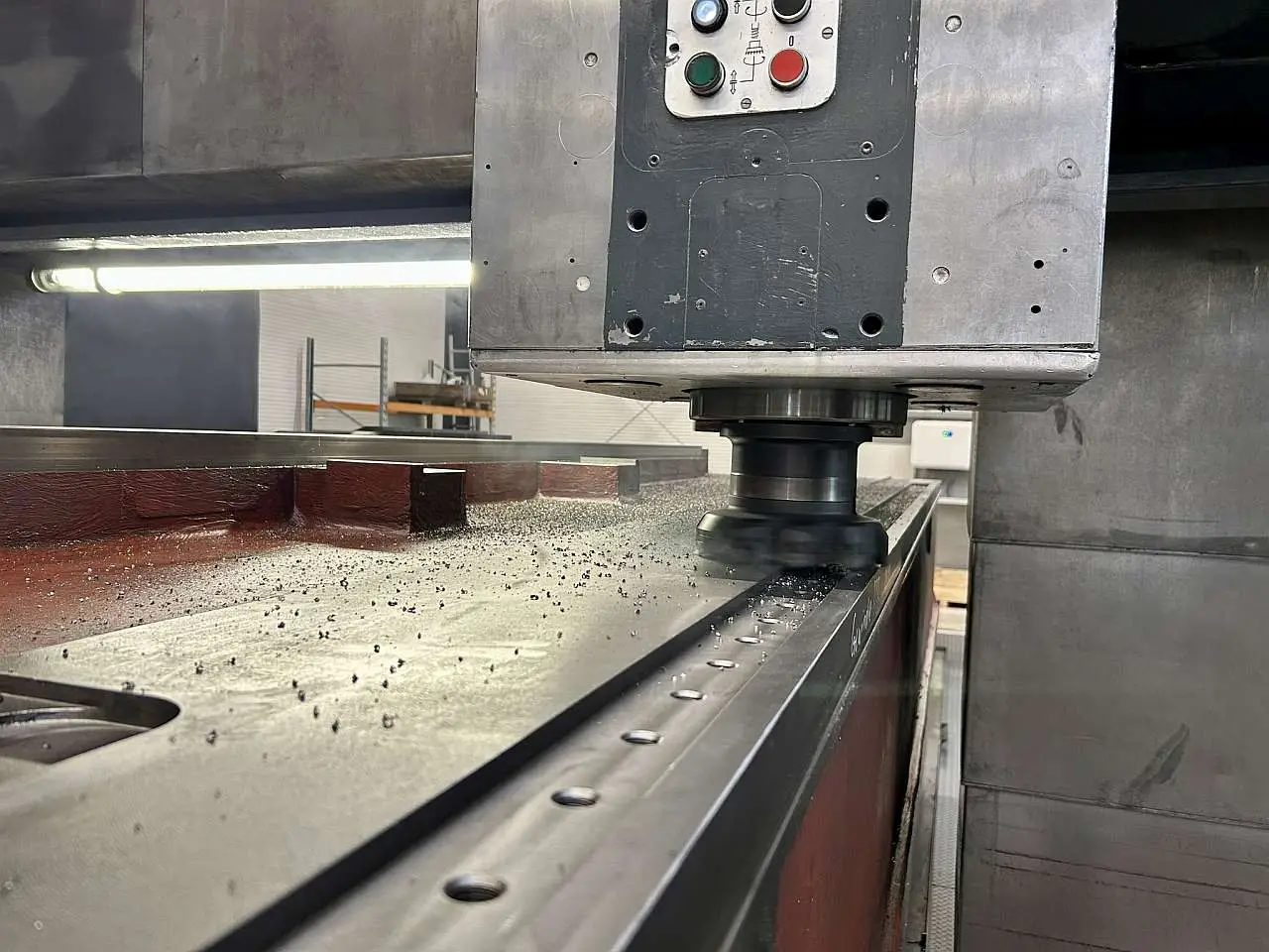 Aufspannung eines Maschinenbauteils auf Granitplatte zur Qualitätssicherung