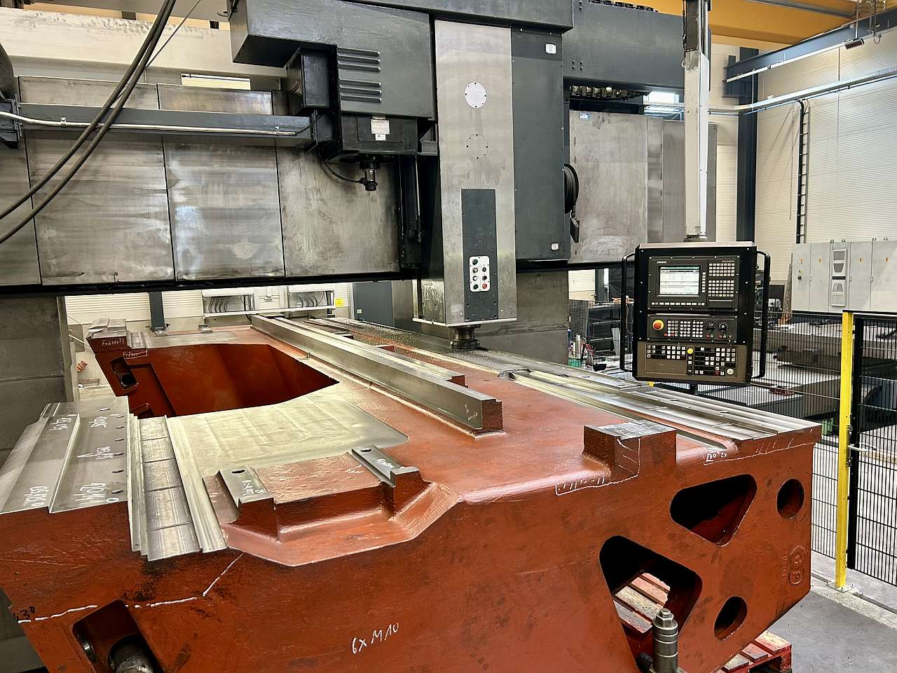 Portalfräsmaschine fräst präzise Führungsbahnen an Maschinenkomponente