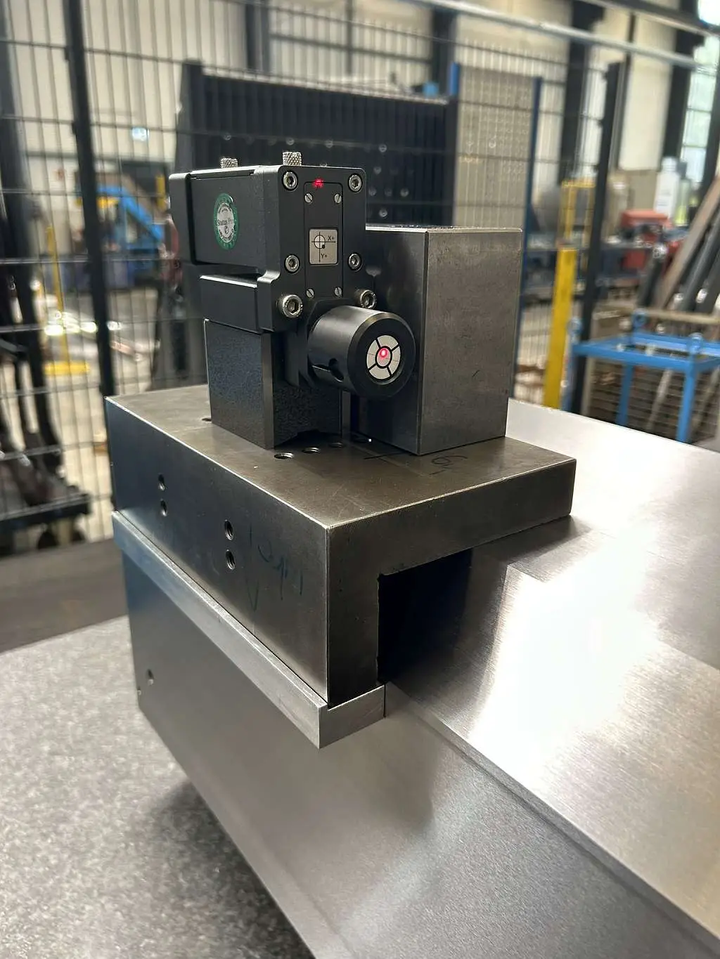 Präzision ist messbar – Laservermessung & Messtechnik bei METASPAN 6 Laservermessung eines Maschinenbauteils bei Metaspan mit digitalem Rotationslaser