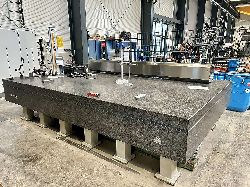 Präzision ist messbar – Laservermessung & Messtechnik bei METASPAN 3 Gesamtansicht des Messplatzes bei Metaspan mit Granit-Messplatte und Messtechnik