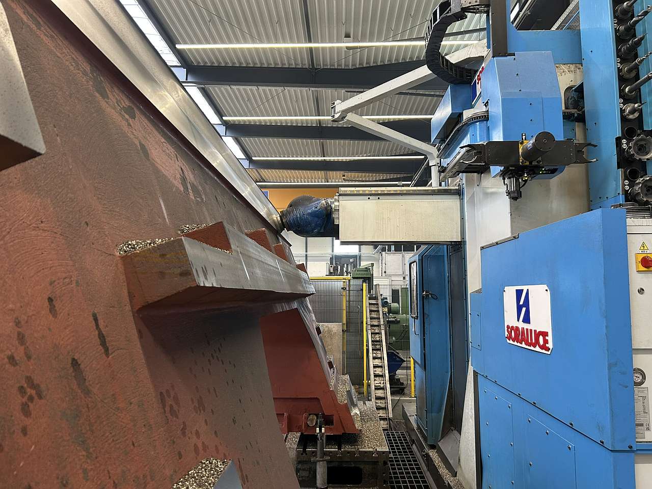 CNC-Fräsen eines schweren Maschinenständers mit über 21 Tonnen Gewicht