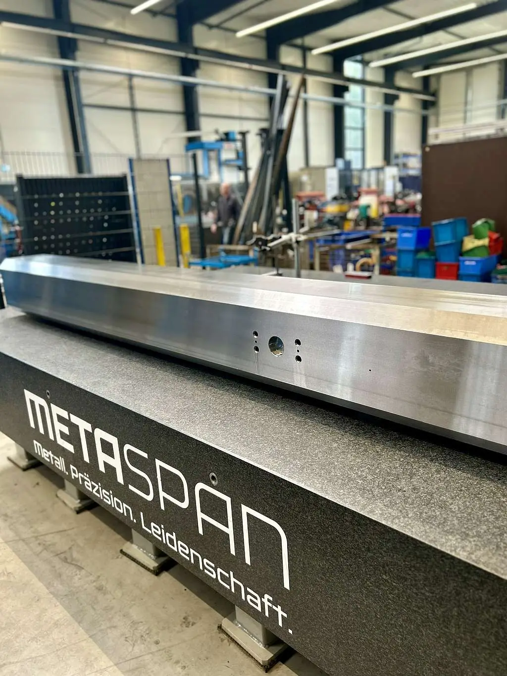 Präzision ist messbar – Laservermessung & Messtechnik bei METASPAN 2 Meißelschieber auf Messplatte bei Metaspan zur Prüfung von Maßhaltigkeit und Geometrie