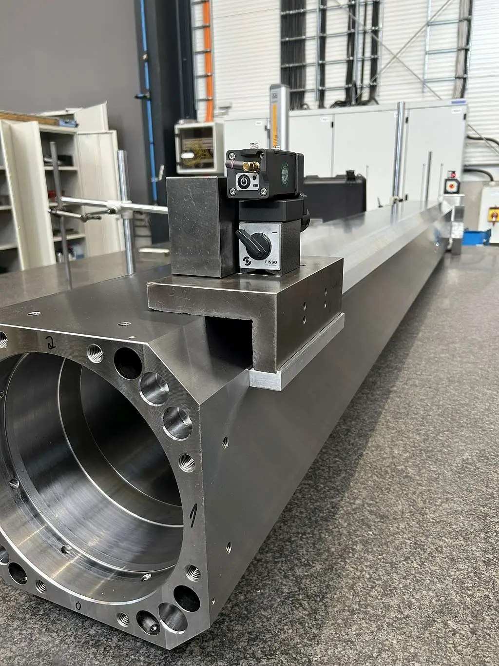 Präzision ist messbar – Laservermessung & Messtechnik bei METASPAN 1 Detailaufnahme des eingesetzten Rotationslasers zur Geometrievermessung