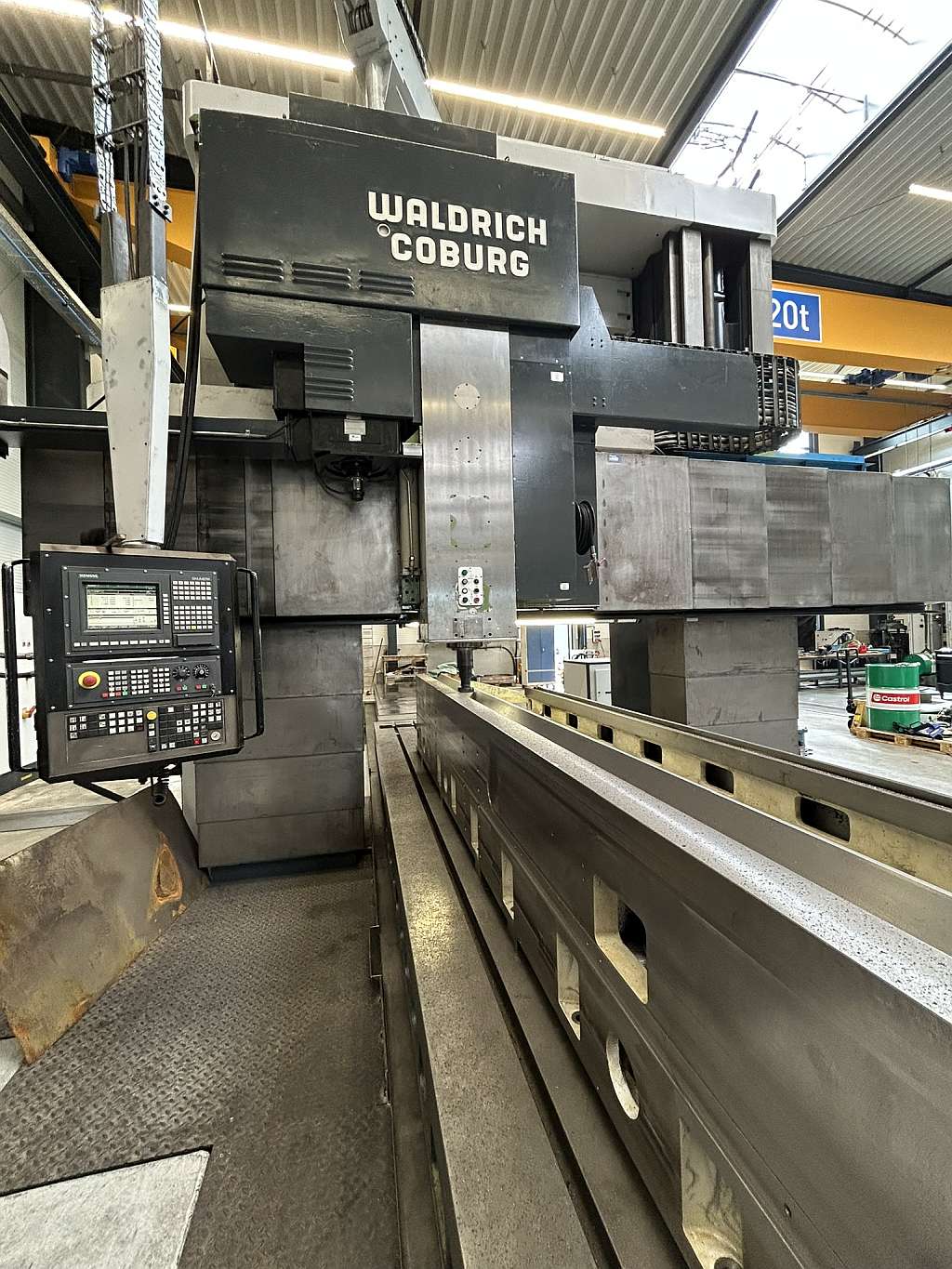 ortalfräsmaschine bei der Bearbeitung eines Maschinenfußes im Werkzeugmaschinenbau