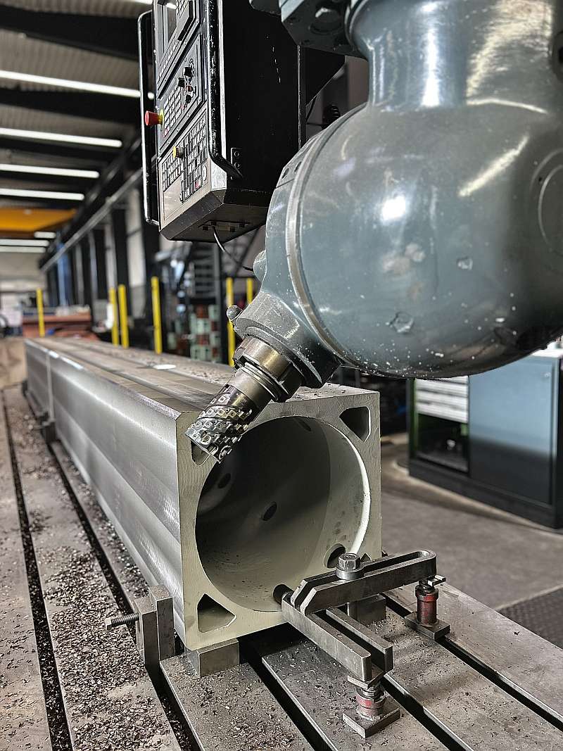 Bearbeitung eines Z-Schiebers auf einer Portalfräsmaschine bei Metaspan