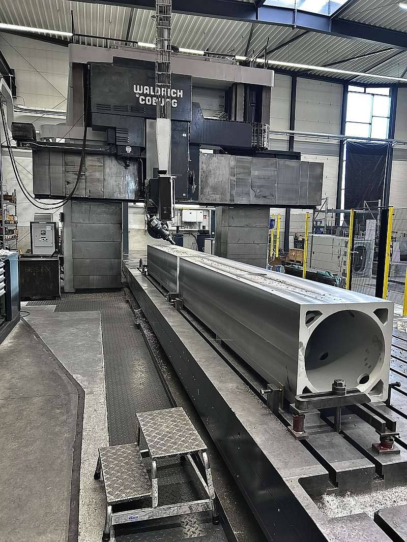 Portalfräsmaschine von WALDRICH COBURG in der Fertigungshalle der Metaspan GmbH