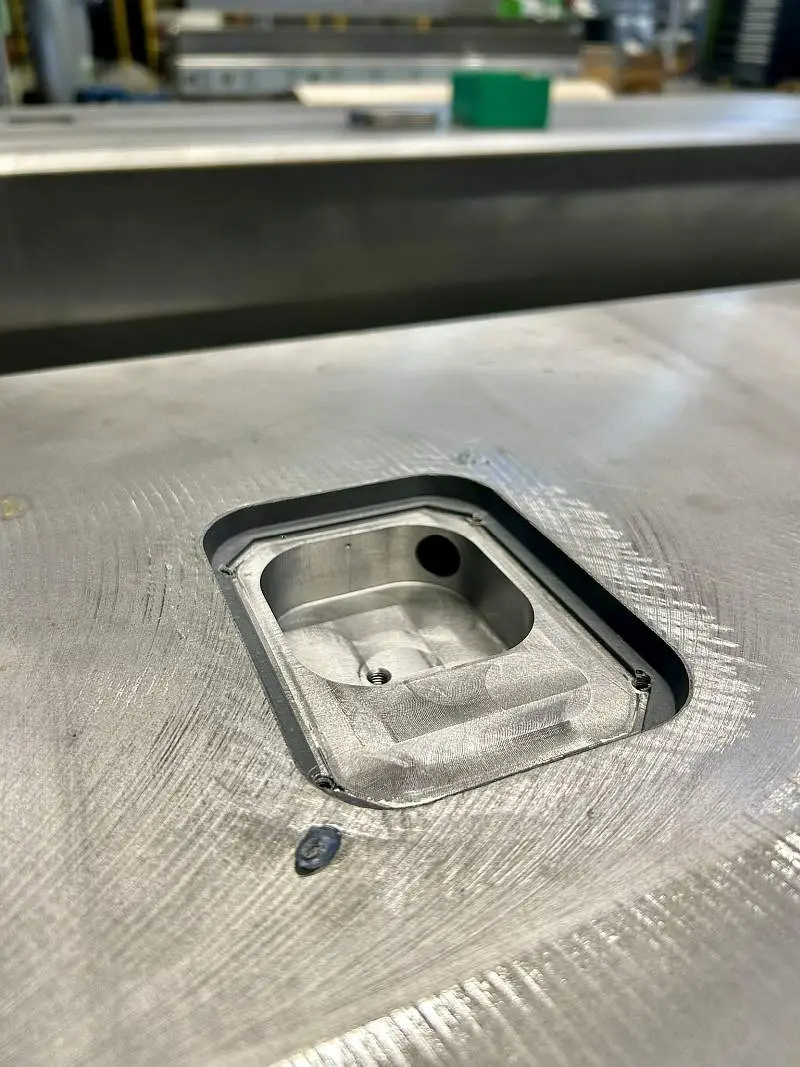 Wo Vielfalt kein Zufall ist – Leistungsbreite bei METASPAN 7 Gefräste Präzisionstasche an einem Großbauteil – CNC-Bearbeitung bei METASPAN GmbH Nettersheim