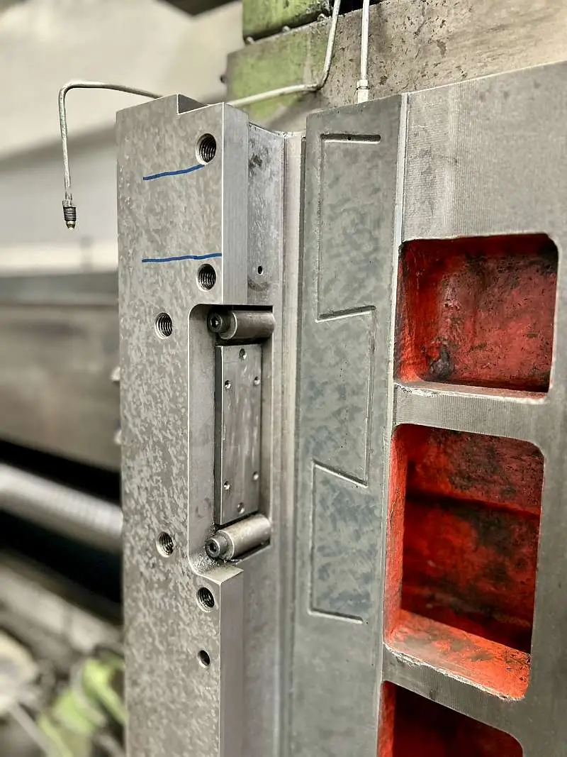 Präzisionsschaben einer Führungsfläche im Werkzeugmaschinenbau mit handgeführtem Schaber