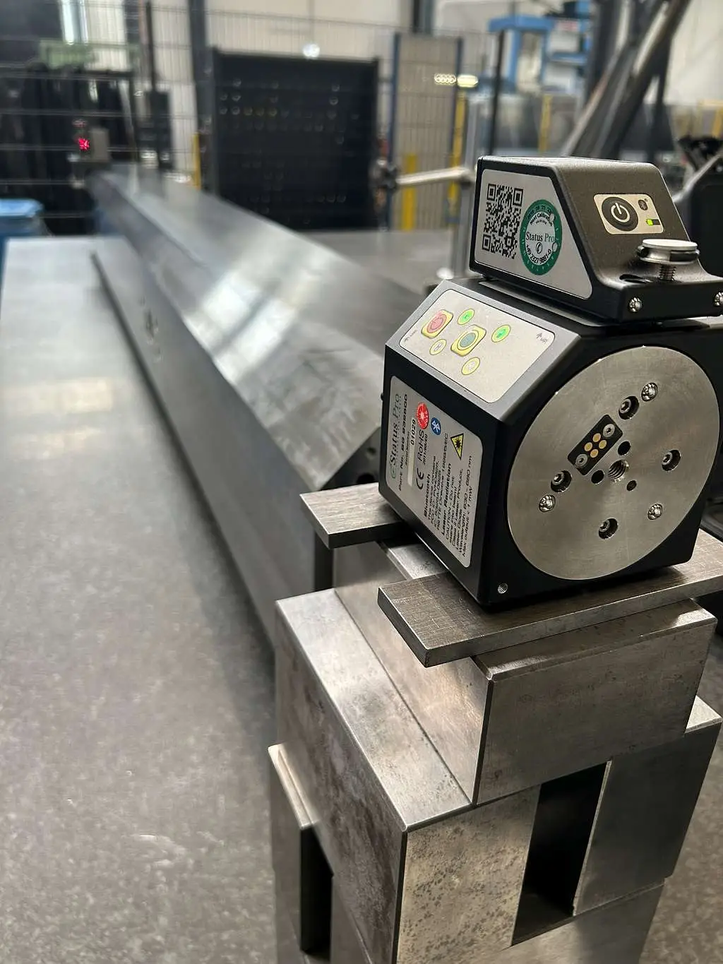 Mitarbeiter von Metaspan bei der Laservermessung eines komplexen Bauteils Titel: Fachkundige Messtechnik bei Metaspan