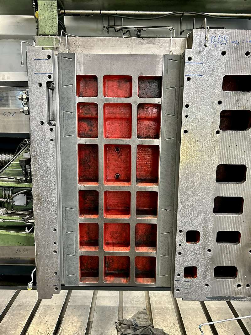 Manuelles Schaben einer Führungsfläche an einer Werkzeugmaschine zur präzisen Feinbearbeitung